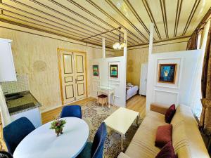 sala de estar con sofá y mesa en Alhambra Apart Hotel, en Estambul