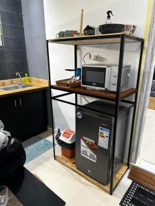 cocina con nevera y microondas en un estante en Studio privé équipé et meublé, en Dakar
