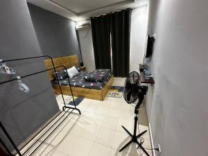 Habitación con TV y sofá. en Studio privé équipé et meublé, en Dakar