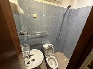 un baño con inodoro y lavabo en Studio privé équipé et meublé, en Dakar