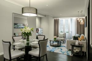 吉隆坡的住宿－雅詩閣住宅酒店，用餐室以及带桌椅的起居室。