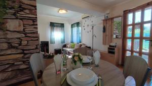 comedor con mesa y sala de estar en Limonádé Apartman, en Gárdony