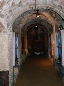 un pasillo vacío en un antiguo edificio de ladrillo en Ferienwohnung für 8 Personen ca 170 qm in Fauglia, Toskana Etruskische Küste, en Fauglia