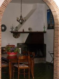 comedor con mesa y chimenea en Ferienwohnung für 8 Personen ca 170 qm in Fauglia, Toskana Etruskische Küste, en Fauglia