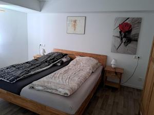 - une chambre avec un lit et une photo sur le mur dans l'établissement Wollröder Krug, à Guxhagen