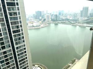 una vista de un río desde un edificio en Nanahousing-3 Bedroom Apartment Vinhomes Skylake, en Hanói