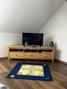 Televízia a/alebo spoločenská miestnosť v ubytovaní Apartmány Crystalindo