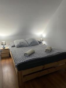 a bedroom with a bed with two pillows on it at Domek Pod Gwiazdami Bieszczady in Hużele