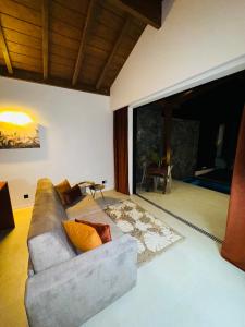 sala de estar con sofá y ventana grande en Tropical Lodges … Le Gosier en Le Gosier