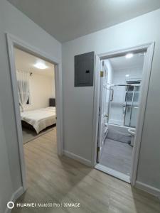 een kamer met een deur naar een slaapkamer bij 如家 in Bayside