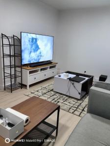 een woonkamer met een flatscreen-tv op een entertainmentcentrum bij 如家 in Bayside