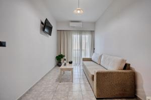 sala de estar con sofá y mesa en Santa Marina Apartments, en Rodakino