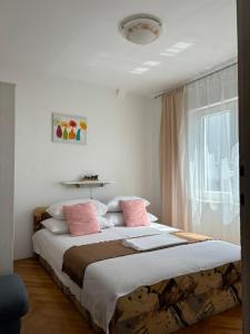Postel nebo postele na pokoji v ubytování Helen Apartments + 37 fotografií
