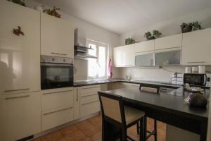 Een keuken of kitchenette bij Ferienwohnung für 4 Personen ca 70 qm in Novigrad, Istrien Istrische Riviera