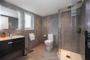 Et badeværelse på AvenueHouse-Airport-FREEParking&WIFI + 11 billeder