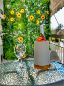 una bottiglia di vino e un bicchiere di vino su un tavolo di Psimithefto Luxury Apartments a Salonicco