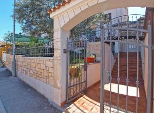 an entrance to a house with an iron gate at Ferienwohnung für 3 Personen ca 32 qm in Pula-Fondole, Istrien Istrische Riviera in Štinjan