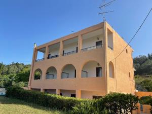 Budova, kde se apartmán nachází + 6 fotografií