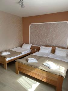 2 bedden in een kamer met 2 bedden bij Sobe Sara in Šabac