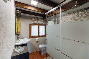 Et badeværelse på APARTAMENTOS EL CORITU + 43 billeder