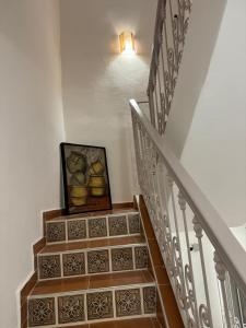 uma escada com uma caixa de troncos numa imagem em Tazuri Surf House em Taghazout