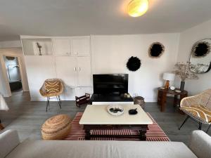 O zonă de relaxare la Large Apartment in City Center +22 fotografii