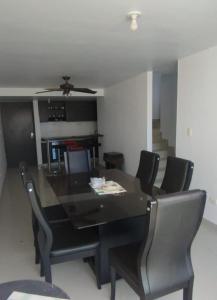 een zwarte eettafel met stoelen en een plafondventilator bij Apartamento mirador de la sierra 2 in Valledupar