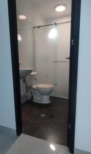 een badkamer met een toilet en een wastafel bij Apartamento mirador de la sierra 2 in Valledupar