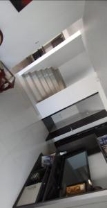 een keuken met een plafond met een raam en een plank bij Apartamento mirador de la sierra 2 in Valledupar