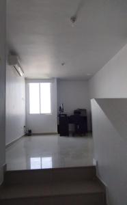 ein leeres Zimmer mit einem Fenster und einem Schreibtisch in der Unterkunft Apartamento mirador de la sierra 2 in Valledupar