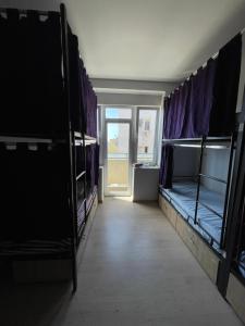 Voodi või voodid majutusasutuse NEWBORN comfort HOSTEL the biggest hostel of town with best location toas