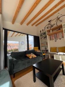sala de estar con sofá y mesa en Passivhaus con jardín en La Rioja, en Entrena