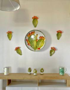 une plaque sur un mur avec des légumes sur elle dans l'établissement Villa vista mare, à Santo Spirito