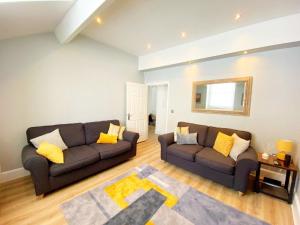 a living room with two couches and a mirror at Ferienwohnung für 4 Personen ca 80 qm in Torquay, England Südküste von England in Torquay