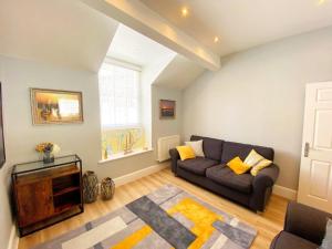 un soggiorno con divano e finestra di Ferienwohnung für 4 Personen ca 80 qm in Torquay, England Südküste von England a Torquay