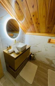 ein Badezimmer mit einem Waschbecken und einer Holzdecke in der Unterkunft Au sommet des Salazes in Salazie