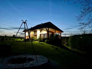 domek z miejscem na ognisko przed nim w obiekcie Bąbelkowa Chata Beskidy Domek z Balią Jacuzzi w mieście Gilowice