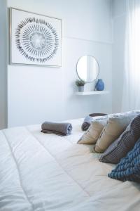Ένα ή περισσότερα κρεβάτια σε δωμάτιο στο Blue Touch Pervolia Paradise Near The Beach