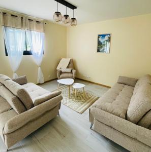 uma sala de estar com dois sofás e uma mesa em Au sommet des Salazes em Salazie