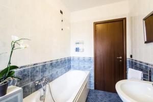 Ένα μπάνιο στο Casa Alpi 44 - Two bedroom flat with huge balcony