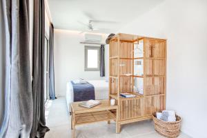 Habitación con cama y estantería de madera. en Kumquart estate- Mandarin en Aspiotádes
