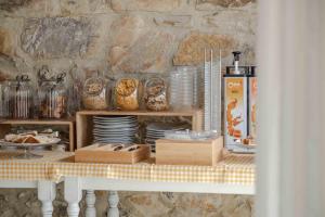 een tafel met borden en andere artikelen erop bij Hotel Le Colline in San Gimignano