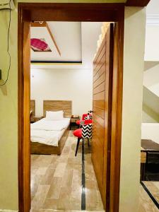 Habitación con 1 cama y 1 dormitorio con mesa. en Hotel Highway Link en Karachi