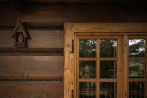 a window on the side of a log cabin at Artist's House in Falsztyn