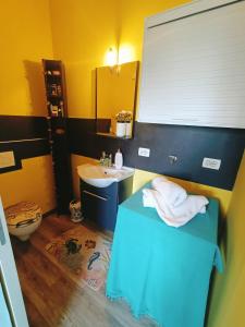 ein Badezimmer mit einem Waschbecken, einem WC und einem Spiegel in der Unterkunft Villa Sabry in Turriaco