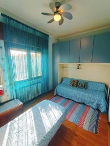 1 Schlafzimmer mit 2 Betten und einem Deckenventilator in der Unterkunft Villa Sabry in Turriaco