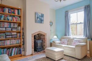 a living room with a couch and a fireplace at Pass the Keys Little Noo 3 bed cottage garden parking in Matson
