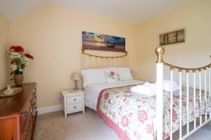 Llit o llits en una habitació de Pass the Keys Little Noo 3 bed cottage garden parking