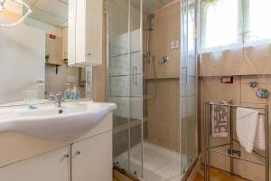 bagno con lavandino e doccia di Residence Paolino a Tavernerio