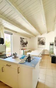 uma cozinha com uma mesa com panelas e frigideiras em Pantalica Rooms Affittacamere em Sortino